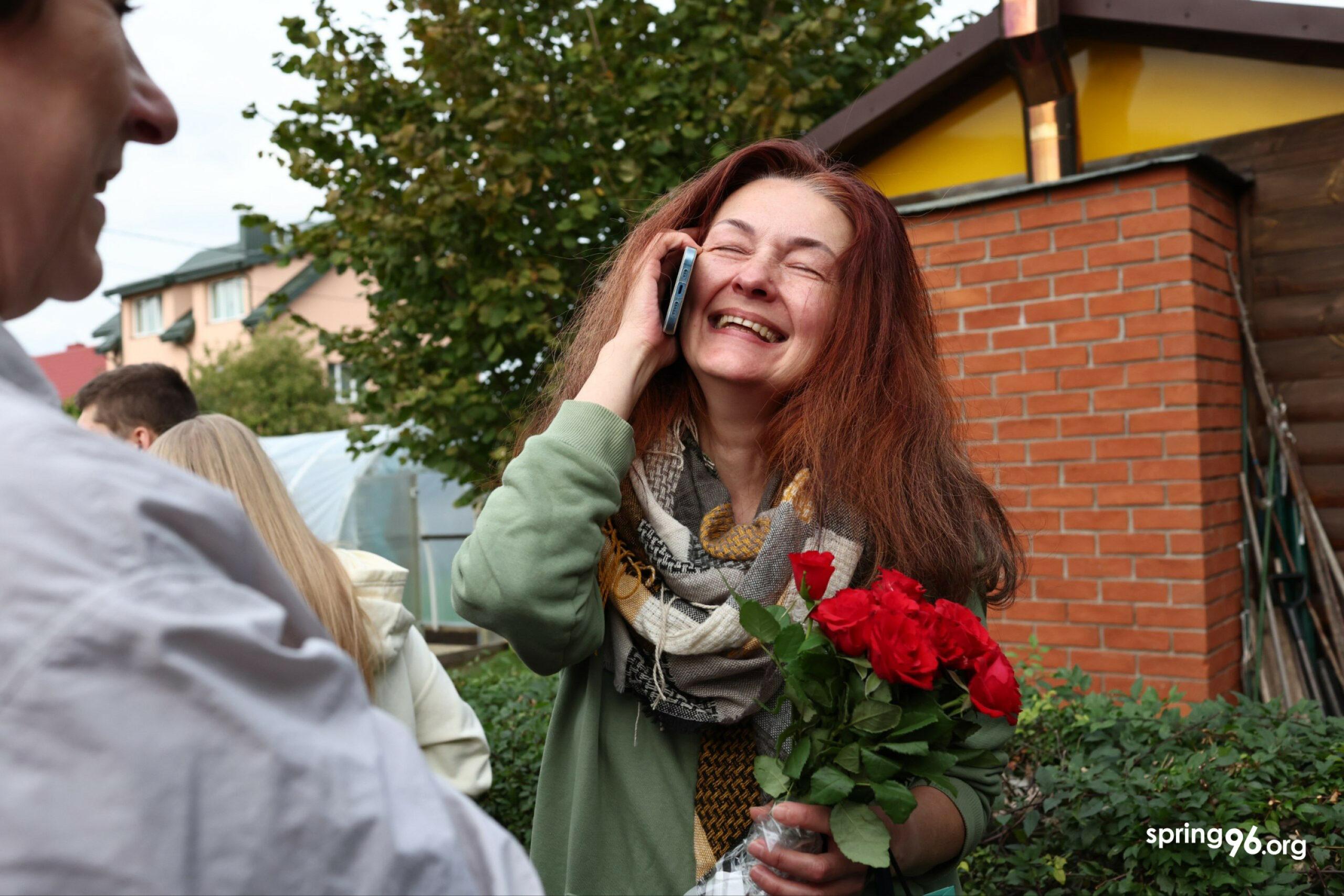 The first days of freedom: 25 Belarusian political prisoners in exile